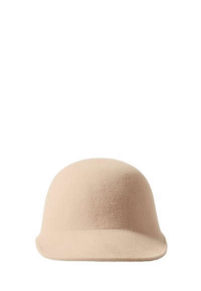 Sombrero beige de fieltro estilo casco con una copa redondeada y un ala corta y curvada.