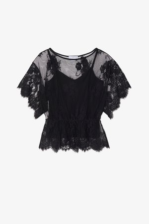 Černý krajkový top s krátkými, lehce splývavými rukávy. Obsahuje průsvitné síťové tělo, květinový krajkový vzor a peplum lem. Hladká textura.