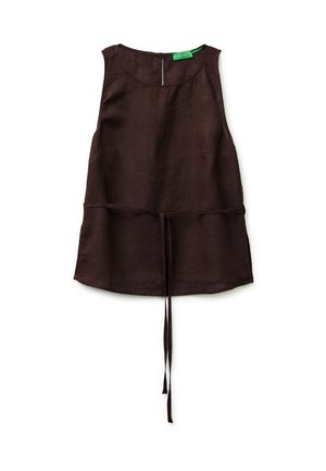 Top sin mangas de lino marrón oscuro con escote redondo y lazo fino en la cintura, colocado plano sobre fondo blanco.