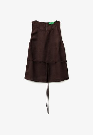 Haut sans manches en lin brun foncé avec encolure ronde et fine ceinture à la taille, posé à plat sur fond blanc.