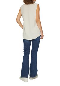 QS ÄRMELLOSE  MIT AUSSCHNITT - Blouse - beige
