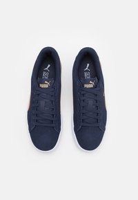Puma SMASH V2 - Sapatilhas - peacoat/taffy/team gold