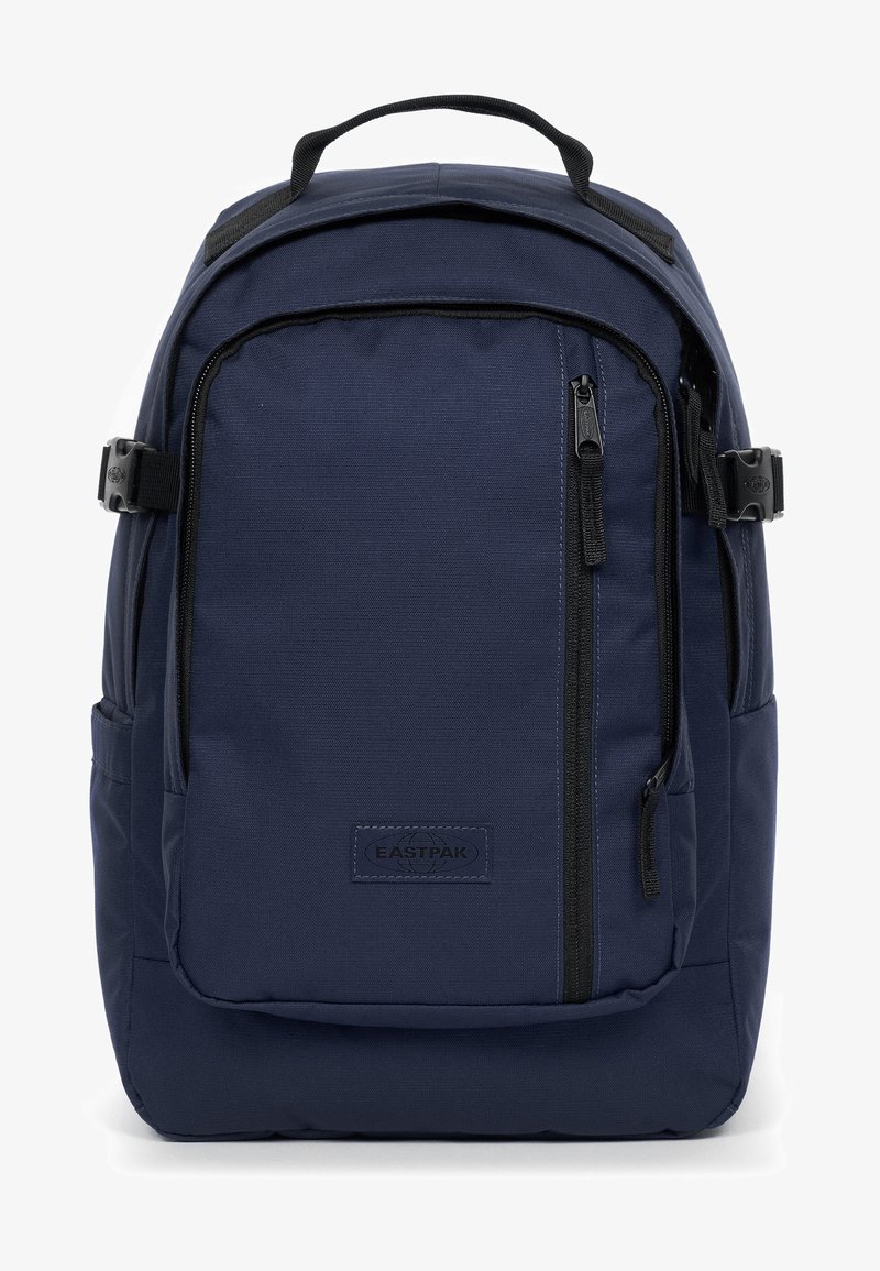 Dunkelblauer Rucksack aus strapazierfähigem Stoff, mit mehreren Reißverschlussfächern und einem oberen Griff zum Tragen. Eastpak-Logo sichtbar.