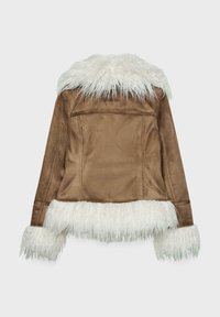 Brun jakke i imiteret ruskind med hvid imiteret pelskrave og kant. Har lang pelstekstur, figursyet silhuet og syningsdetaljer.