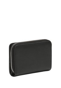 Czarna skórzana portmonetka o teksturowanym wykończeniu, z zamknięciem na srebrny zamek błyskawiczny i smukłym, prostokątnym kształcie.