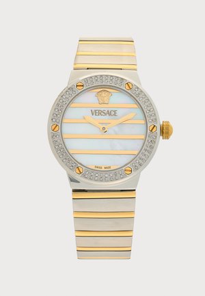 Okrúhle hodinky Versace s kovovým remienkom so zlatými a striebornými pásikmi, ciferníkom z perlete s pozlátenými ručičkami a logom a lunetou zdobenou diamantmi.