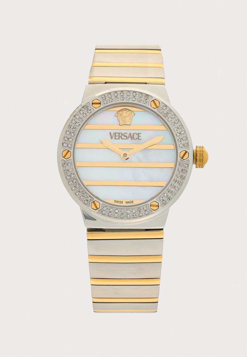 Montre-bracelet ronde Versace avec bracelet métallique rayé or et argent, lunette sertie de diamants et cadran en nacre avec aiguilles et logo dorés.