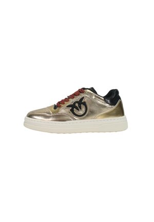 Sneaker in oro metallizzato con accenti neri, lacci rossi e un logo sul lato. Presentano una suola piatta bianca e una texture liscia.