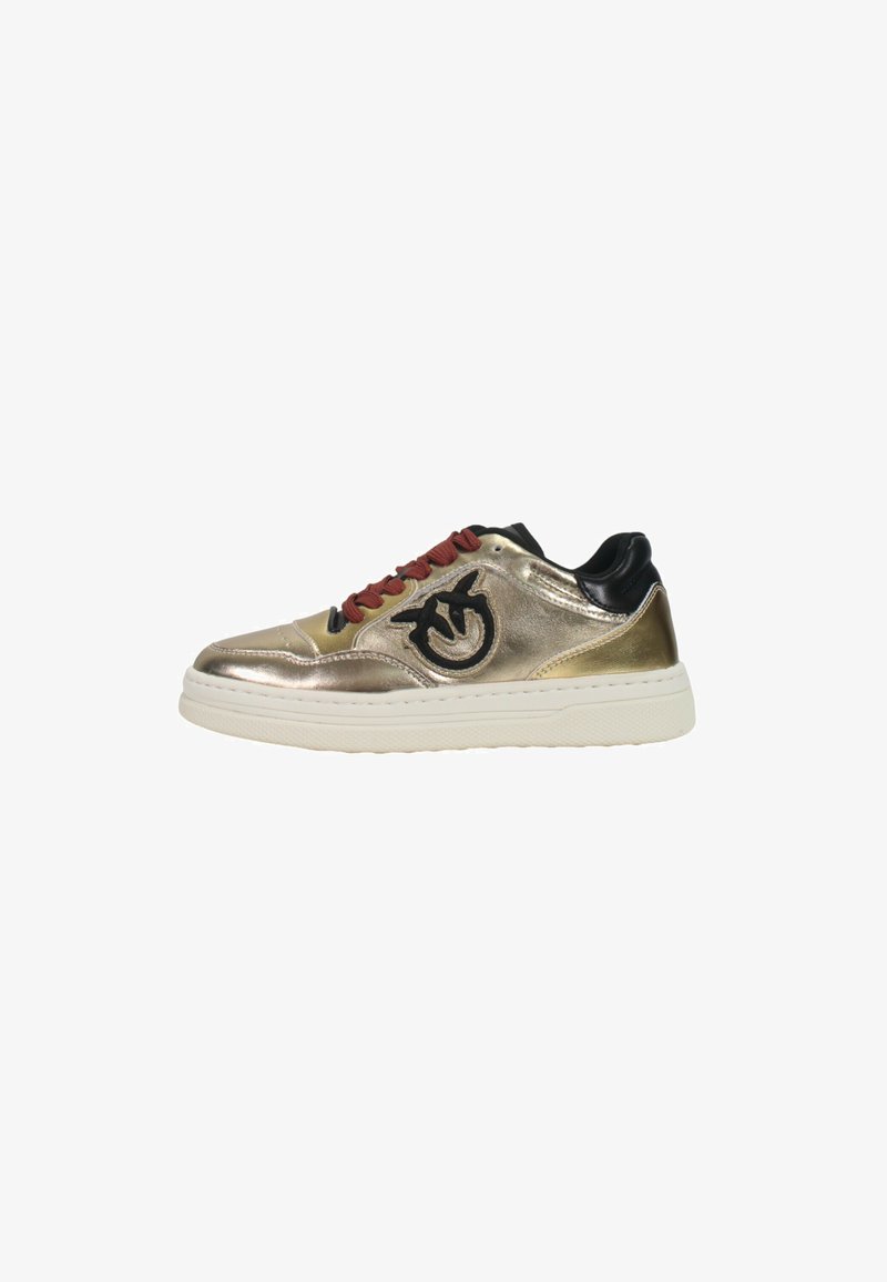 Sneaker in oro metallizzato con accenti neri, lacci rossi e un logo sul lato. Presentano una suola piatta bianca e una texture liscia.