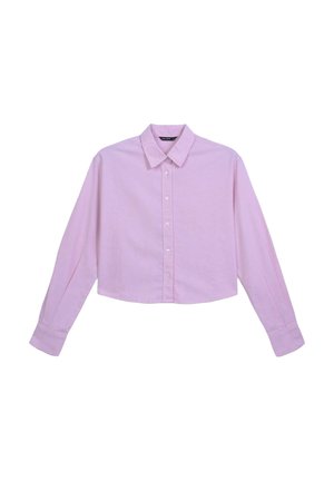 Hellblaue langärmlige, kurze Button-up-Bluse mit Kragen und Manschetten, flach auf einem weißen Hintergrund ausgebreitet.