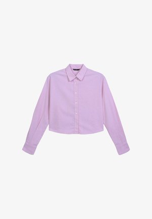 Camicia a maniche lunghe di colore lilla, cropped, con bottoni, colletto e polsini, distesa su uno sfondo bianco.