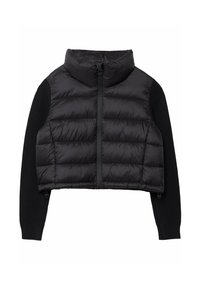 Veste noire taillée avec un devant rembourré et des manches en tricot. Fermeture éclair, col montant et texture matelassée sur le corps.