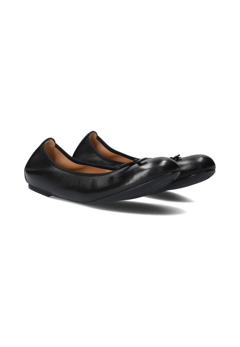 Ballet flats in pelle nera con punta rotonda, delicata fascia decorativa sul davanti e suola flessibile. Texture liscia e design a profilo basso.