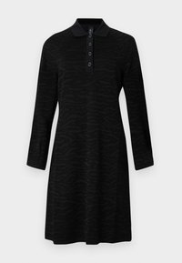 Robe noire avec un col et une patte de boutonnage à trois boutons. Manches longues, présentant un motif texturé d'imprimé animalier sur un fond uni.