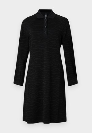 Črna obleka s ovratnikom in zapenjanjem na tri gumbe. Dolgi rokavi z vzorcem živalskih motivov na enobarvnem ozadju.