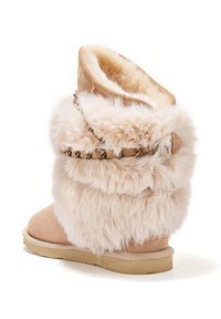 Béžové členkové topánky s hrubou nadýchanou kožušinou, semišovou podrážkou a dekoračným koženým pásikom s kovovým reťazovým detailom.