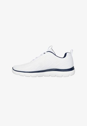 Zapatilla deportiva blanca de corte bajo con detalles en azul marino, parte superior de malla, cierre de cordones y suela segmentada flexible, vista lateral sobre fondo blanco.