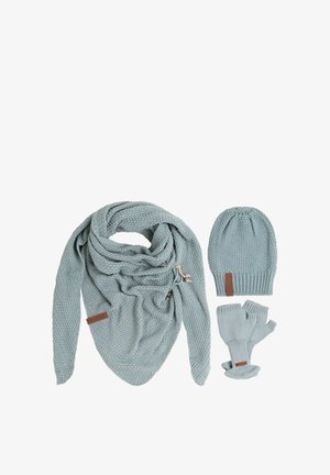Lichtblauwe gebreide accessoireset, inclusief een driehoekige sjaal met een textuurpatroon, een beanie en vingerloze handschoenen, allemaal met leren accenten.