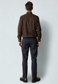 Clean Cut Copenhagen OXFORD STRETCH PLAIN - Button down-skjorte - dark brown melange