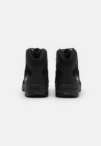 Zwarte wandelschoenen met een hoge schacht, gestructureerd synthetisch materiaal, rubberen zolen en gevoerde kraag met gele accenten.