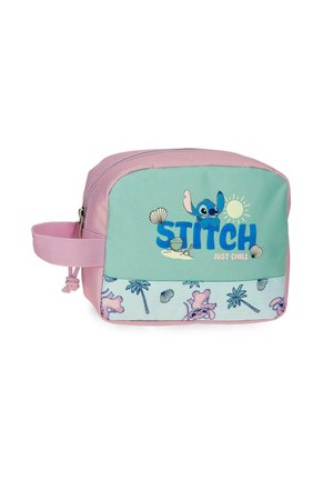 Pequeño bolso rosa y verde con cremallera, con el personaje Stitch, conchas marinas, palmeras y el texto "STITCH Just Chill."