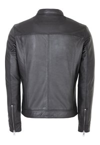 Chaqueta de cuero negro, corte ajustado, con cuello levantado, que presenta puños con cremallera y costuras mínimas en la parte posterior. Textura suave, sin adornos.