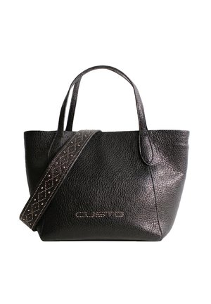 Borsa a mano in pelle nera testurizzata con due manici e una larga tracolla decorativa con piccole borchie e motivo a rombi.