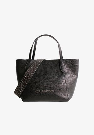 Borsa a mano in pelle nera testurizzata con due manici e una larga tracolla decorativa con piccole borchie e motivo a rombi.