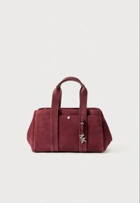 Borsa in pelle scamosciata color bordeaux con doppi manici, forma rettangolare, dettagli in metallo argentato, chiusura piatta e design minimalista.