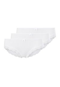 Drie paar witte slips met kantafwerking en kleine strikjes aan de voorkant. Soepele stof met een zachte textuur en een lage tailleontwerp.