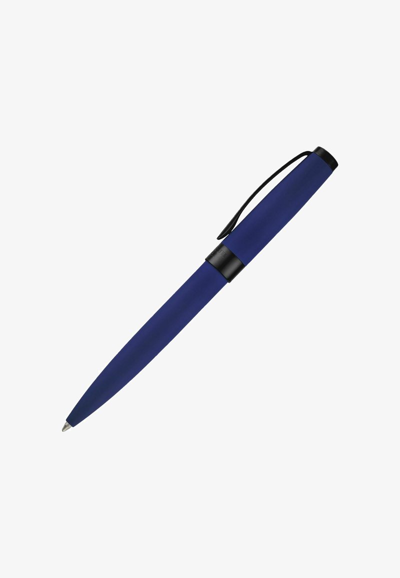Stylo à bille bleu avec clip noir et anneau sur le capuchon, présenté sur fond blanc, pointe dirigée vers le bas à gauche.