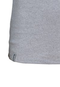 Grå bomulds t-shirt med rund kant, blød tekstur og et lille mærke på nederste venstre side.