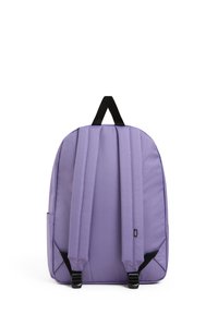 Mochila púrpura con correas acolchadas, de forma rectangular y un asa en la parte superior. Presenta un bolsillo lateral y acentos negros para contraste.