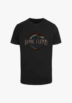 Juodas medvilninis marškinėlis su apvalia grafika, kurioje pavaizduota prizmė ir vaivorykštė, o taip pat užrašas "PINK FLOYD" metaliniu šriftu.