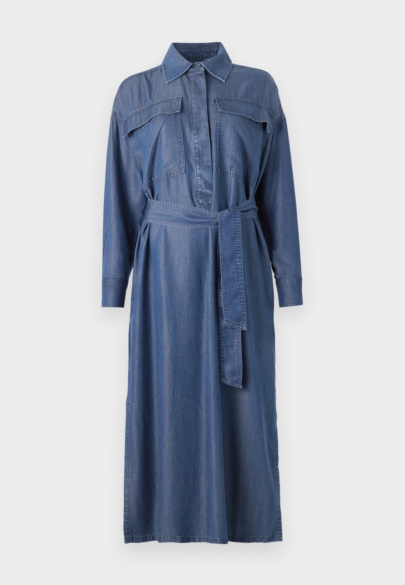 Robe chemise en denim bleu avec manches longues, patte de boutonnage, deux poches poitrine et une ceinture à nouer pour l'ajustabilité. Texture lisse avec un ourlet jusqu'aux genoux.