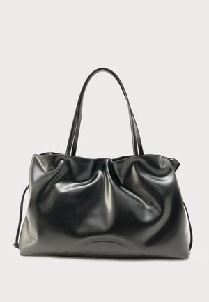 Čierna lesklá kožená taška cez rameno s dvoma ramennými popruhmi a mierne zvrásnenou textúrou, vystavená na jednoduchom svetlom pozadí.