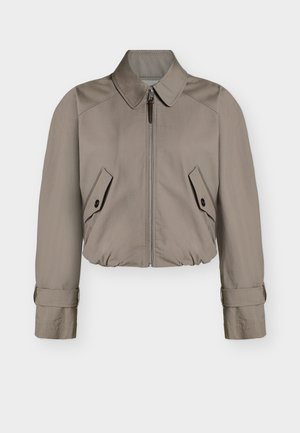 Taupe skrajna jakna z zadrgo spredaj, ostrim ovratnikom, dvema poševnima žepoma z gumbom na poklopcu in nastavljivimi manšetami z zaponkami.