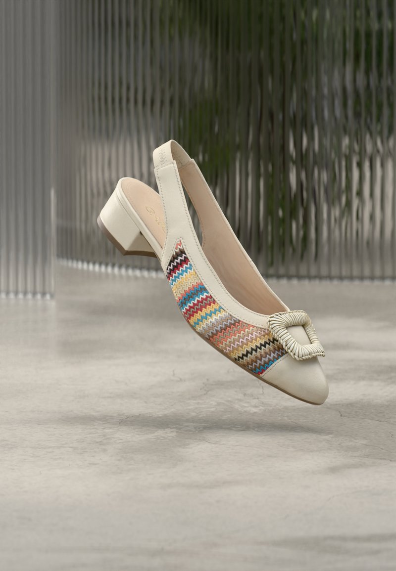 Ελεφαντόδοντο επίπεδη γόβα με χαμηλό τακούνι, με πολύχρωμο ζιγκ-ζαγκ σχέδιο στο πλάι και διακοσμητική τετράγωνη αγκράφα με υφή.