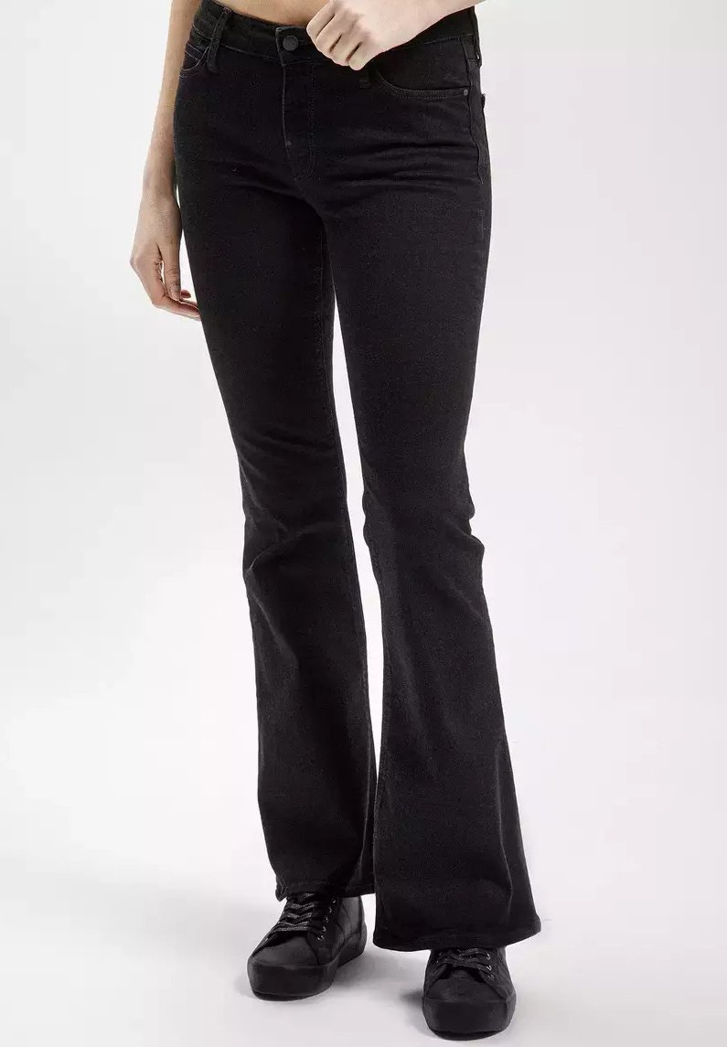 Czarne dżinsy w stylu dzwonów z miękkiego, elastycznego materiału, z klasycznym pięciokieszeniowym stylem, zapięciem na guzik z przodu i subtelną teksturą.