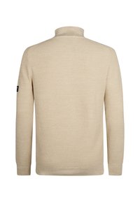 Beige stickad tröja med hög krage, långa ärmar, texturerad tyg och en liten logotags på vänster ärm.