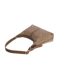 Bolso acolchado de color marrón claro con forma triangular y correa ajustable. Cuenta con una cremallera en la parte superior y una textura suave, acentuada por costuras sutiles.