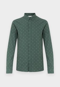 Grünes Langarmhemd mit einem Button-Down-Kragen, das ein dezentes Muster aus kleinen hellblauen Rauten und einen geraden Saum aufweist.