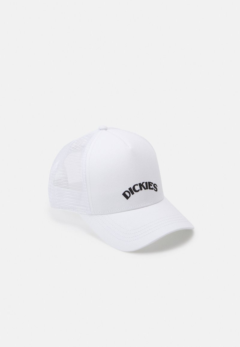 Balts beisbola cepure ar izliekto malu un acs sāniem. Priekšpusē ir melns izšūts zīmola nosaukums "DICKIES". Viegls audums.