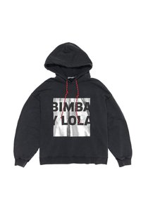 Felpa nera con un grafico rettangolare argento che presenta "BIMBA Y LOLA". Ha un cappuccio con lacci e accenti rossi e bianchi. Tessuto morbido.