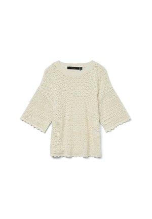 Adītas krēmkrāsas džemperis ar brīvu piegriezumu, platām piedurknēm, viļņotām malām un atvērtu auduma struktūru. Etiķete redzama pie apkakles.