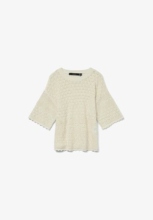 Gebreide crèmekleurige trui met een losse pasvorm, brede mouwen, golvende randen en een open weefpatroon. Etiket zichtbaar bij de halslijn.