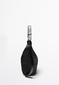 Sac en cuir noir de forme goutte d'eau, surface texturée, avec une longue bandoulière ajustable équipée de ferrures métalliques et d'accents de couture.