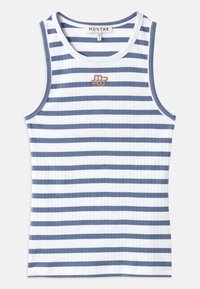 Paski tank top w naprzemiennie niebieskim i białym prążkowanym materiale. Projekt zawiera małe brązowe logo na piersi oraz niebieską lamówkę przy dekolcie.