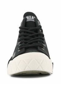 Svart kanvas sneakers med hvit gummisåle, rund tå og svarte lisser. Har nettingtunge og logo detalj på hælen.