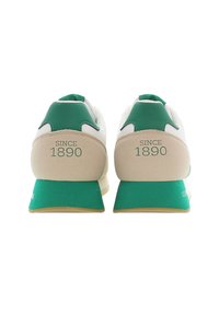 Klassiset lenkkarit, joissa on valkoisen ja vihreän värimaailma. Teksturoitu päällinen, vihreät yksityiskohdat ja "SINCE 1890" painettuna kantapäähän. Paksu kumipohja.